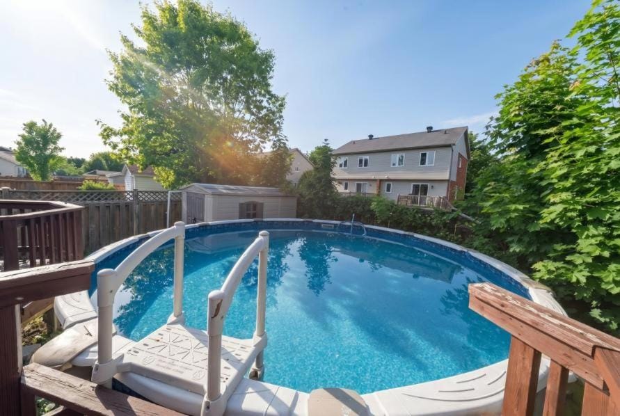 Pool, BBQ & Foosball Spacious 4BR Home House in Gatineau