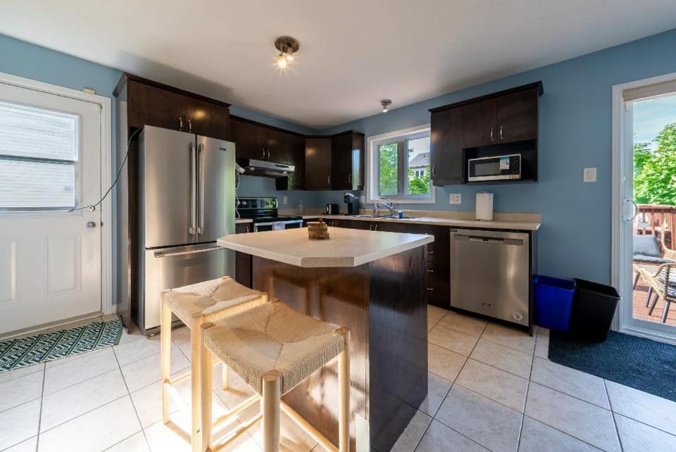 Pool, BBQ & Foosball Spacious 4BR Home House in Gatineau