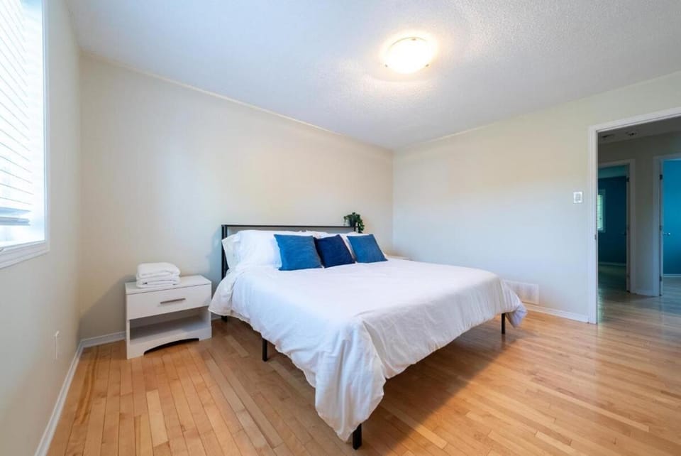 Pool, BBQ & Foosball Spacious 4BR Home House in Gatineau