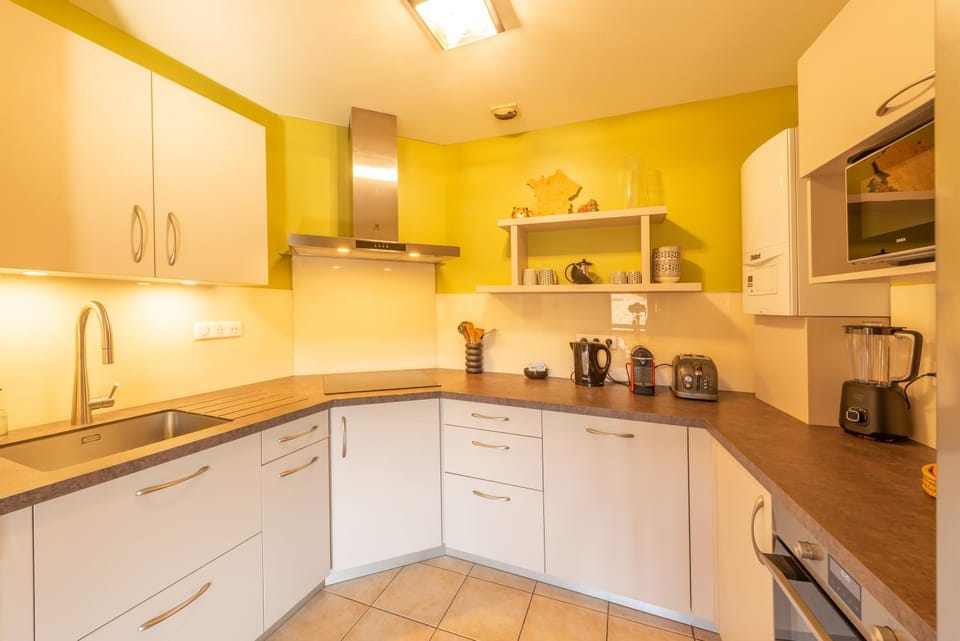 Coffee/tea facilities, Kitchen or kitchenette, dishwasher, oven, stove, toaster