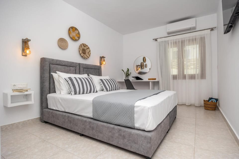 Bed, TV and multimedia, Photo of the whole room, Bedroom