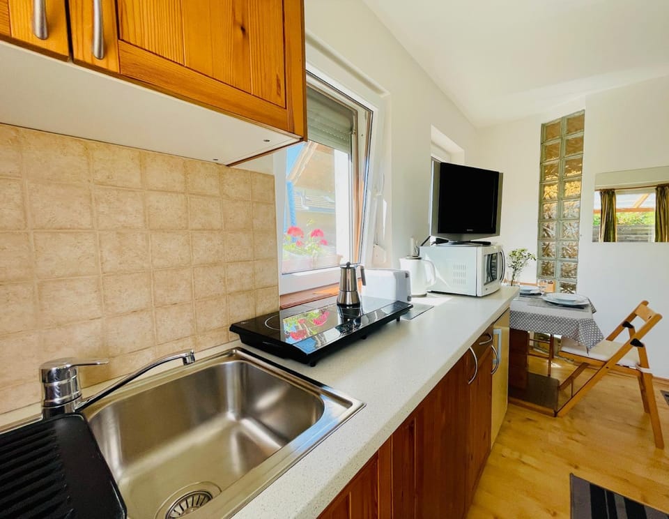 TV and multimedia, Kitchen or kitchenette, microwave, stove, kitchen