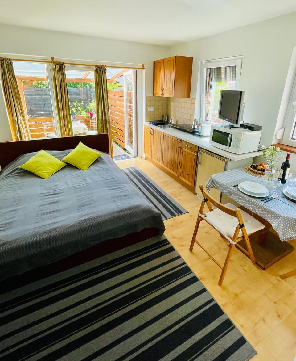 Facade/entrance, Bed, TV and multimedia, Coffee/tea facilities, Kitchen or kitchenette, Living room, Other, Dining area, microwave, stove, toaster