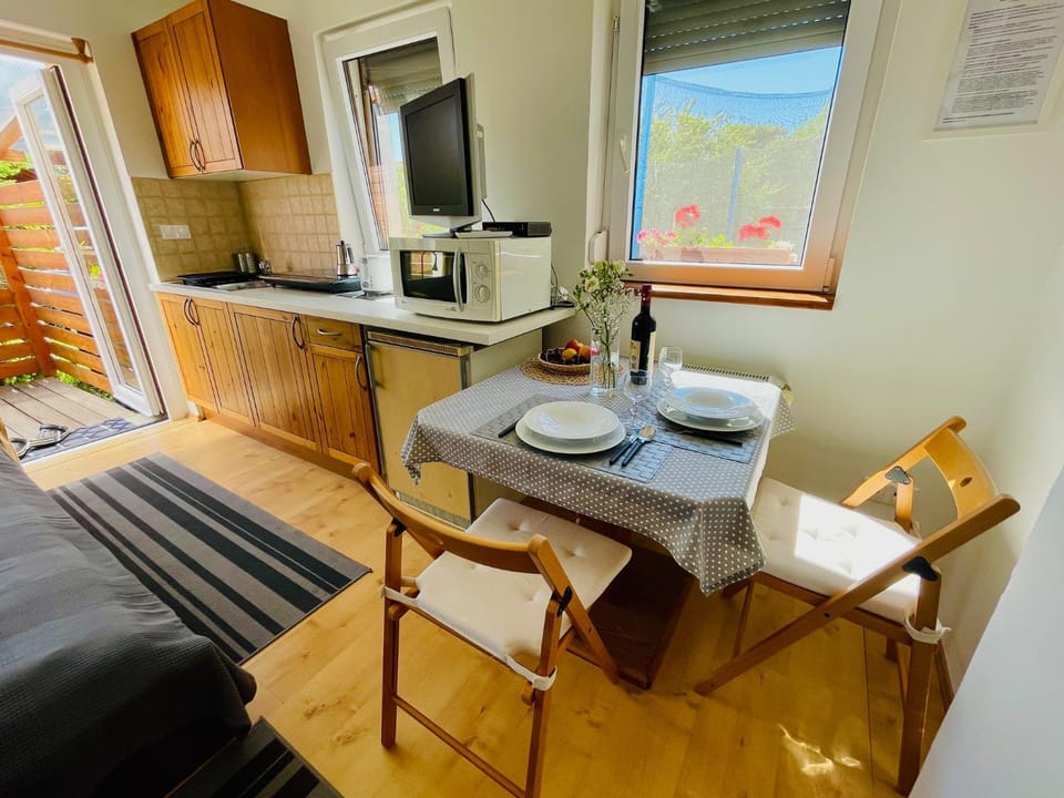 Kitchen or kitchenette, Dining area, Meals