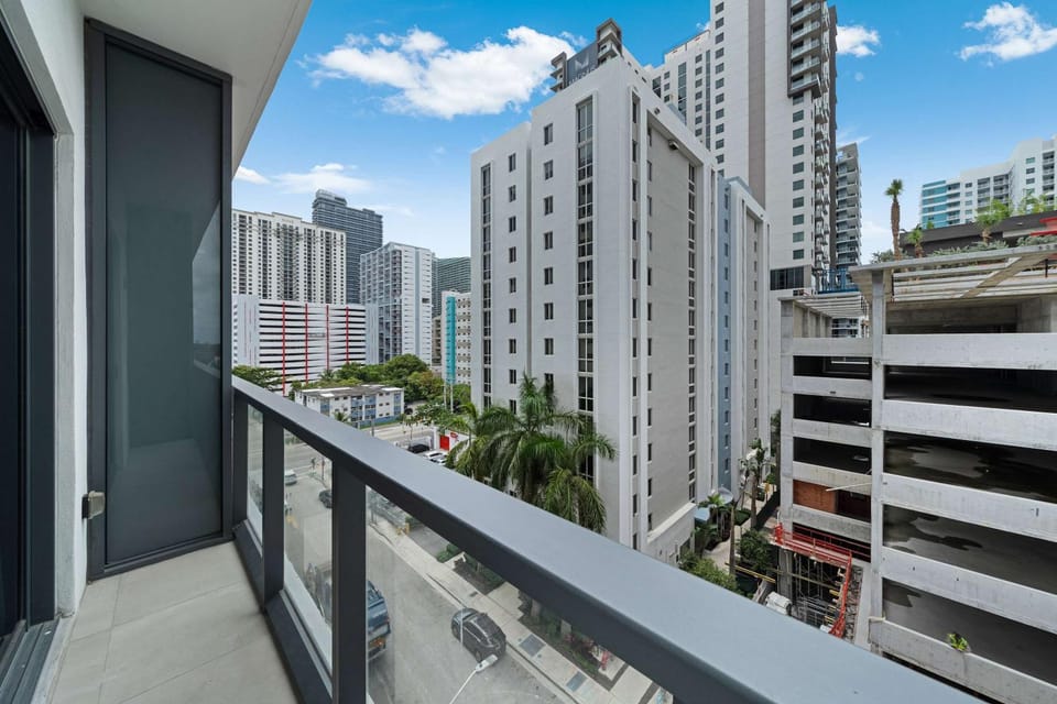 Brickell Skyline- Pool Gym and Central Location House in Miami