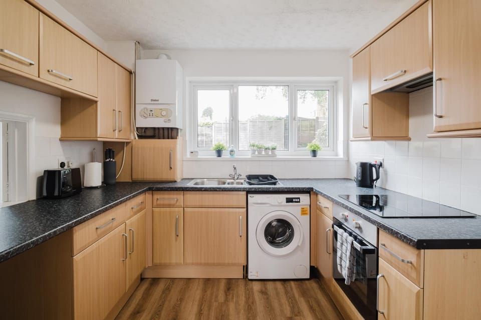 Spacious 3 Bedroom Home With Free Parking Apartment in Northampton
