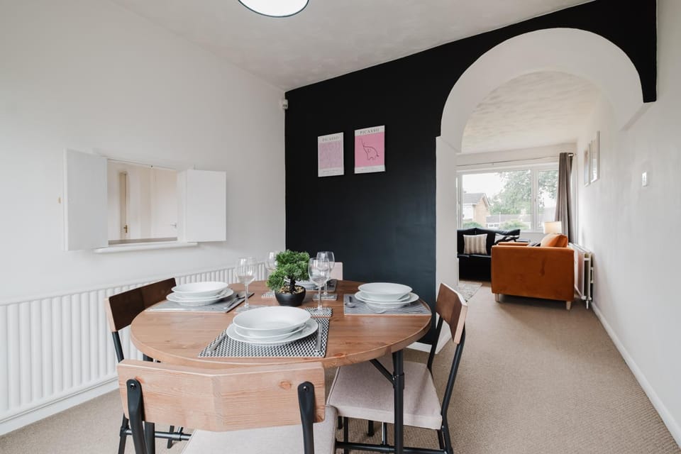 Spacious 3 Bedroom Home With Free Parking Apartment in Northampton