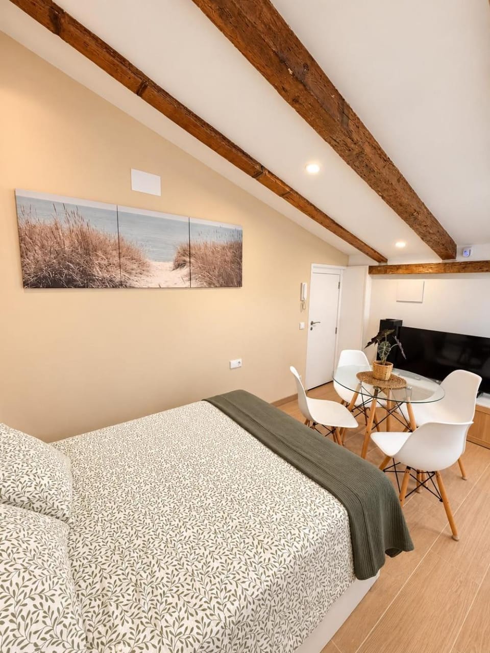 Habitación abuhardillada Deluxe Apartment in Tortosa