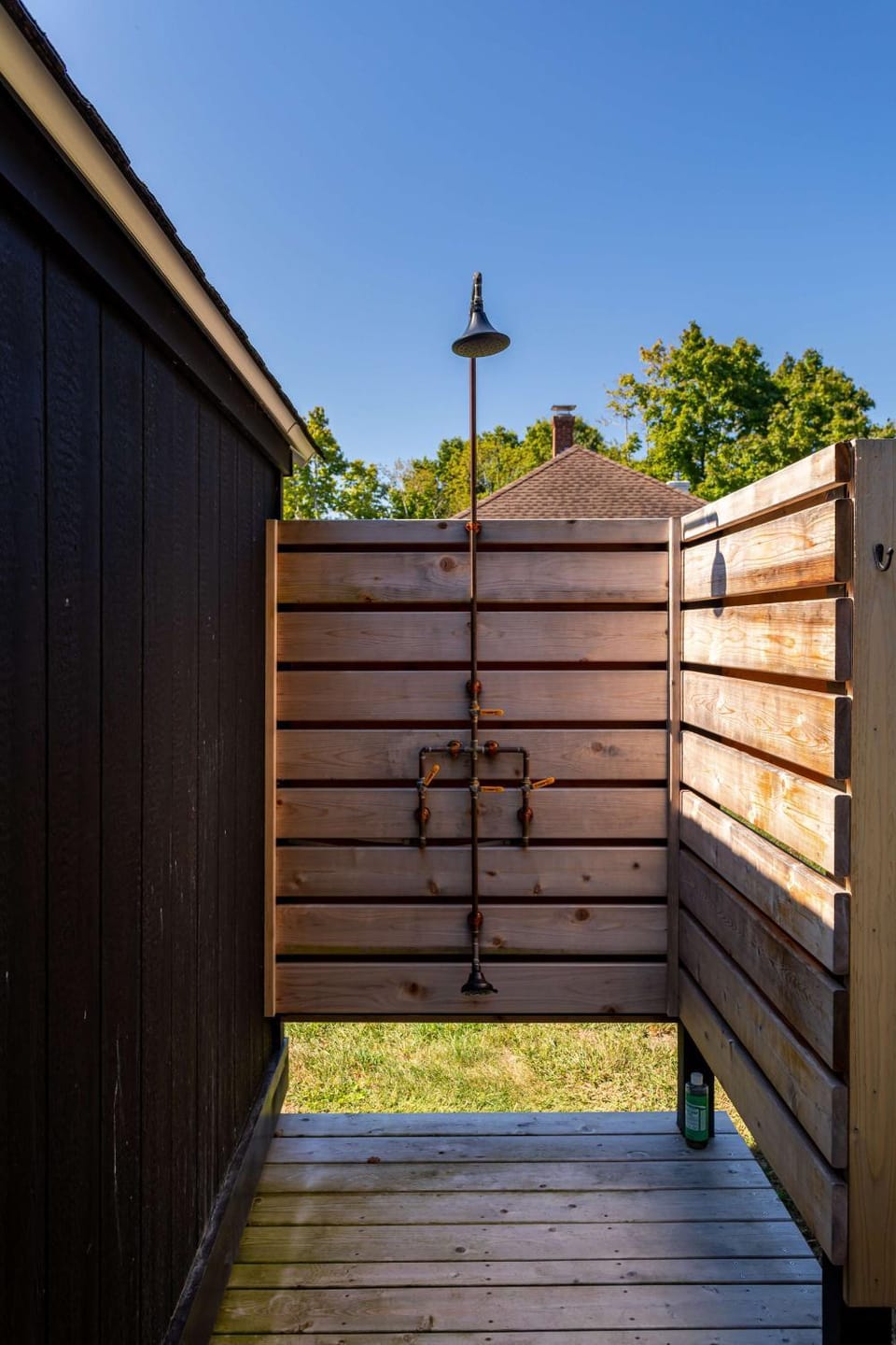 Manor Cottage - Beach Hopping - Outdoor Shower House in Aquebogue