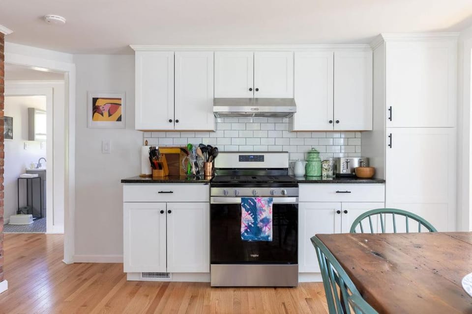 Maplewood Meadow - 5 Mins to Kingston with Hot Tub House in Kingston