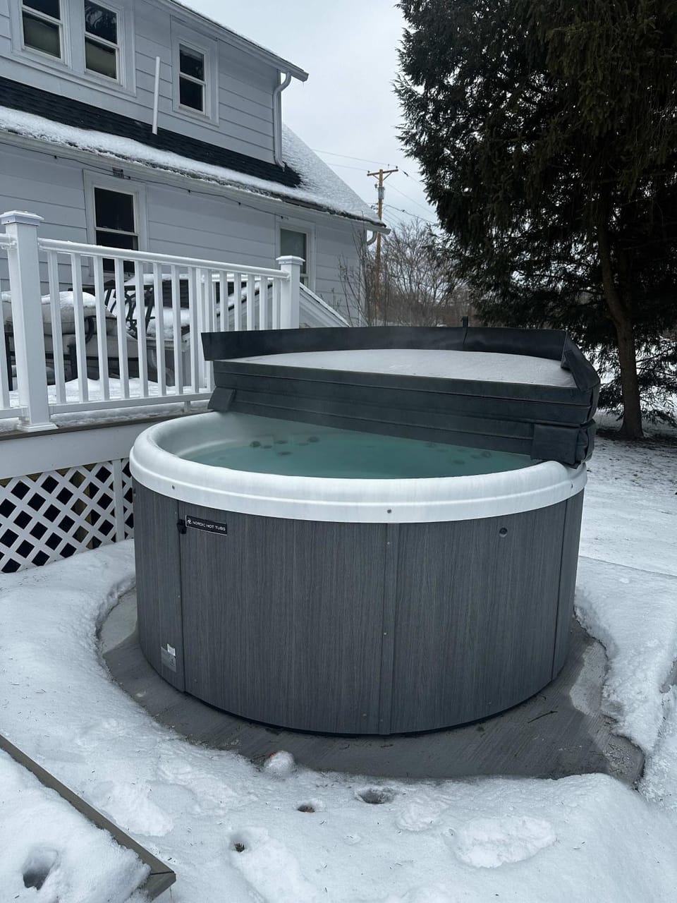 Maplewood Meadow - 5 Mins to Kingston with Hot Tub House in Kingston