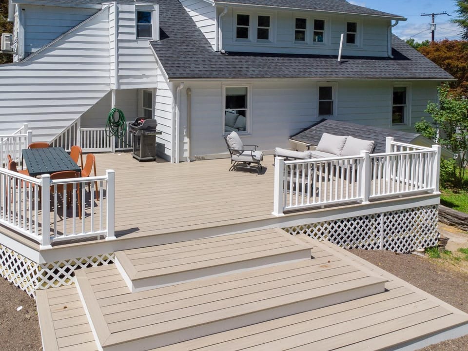 Maplewood Meadow - 5 Mins to Kingston with Hot Tub House in Kingston