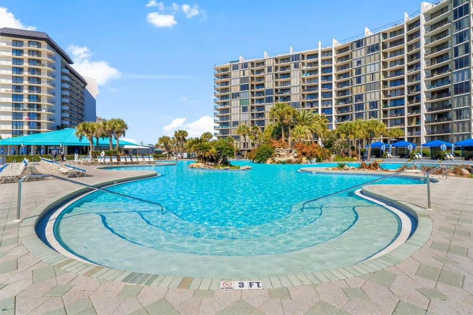 Swimming pool, sunbed