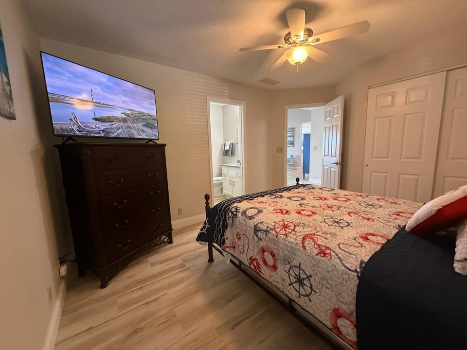 Spacious Lakeview Condo with 3 BR3 BA and Pool House in Village Four Seasons