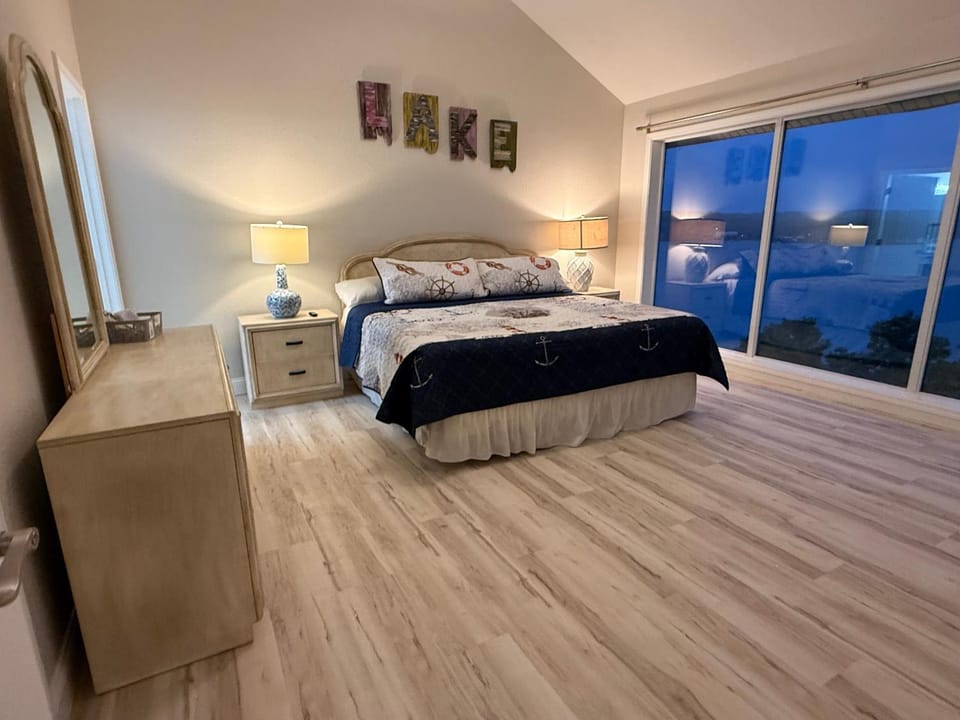 Spacious Lakeview Condo with 3 BR3 BA and Pool House in Village Four Seasons