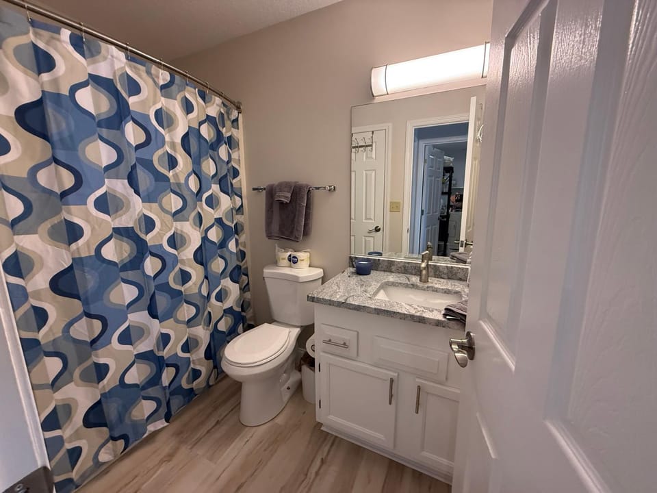 Spacious Lakeview Condo with 3 BR3 BA and Pool House in Village Four Seasons