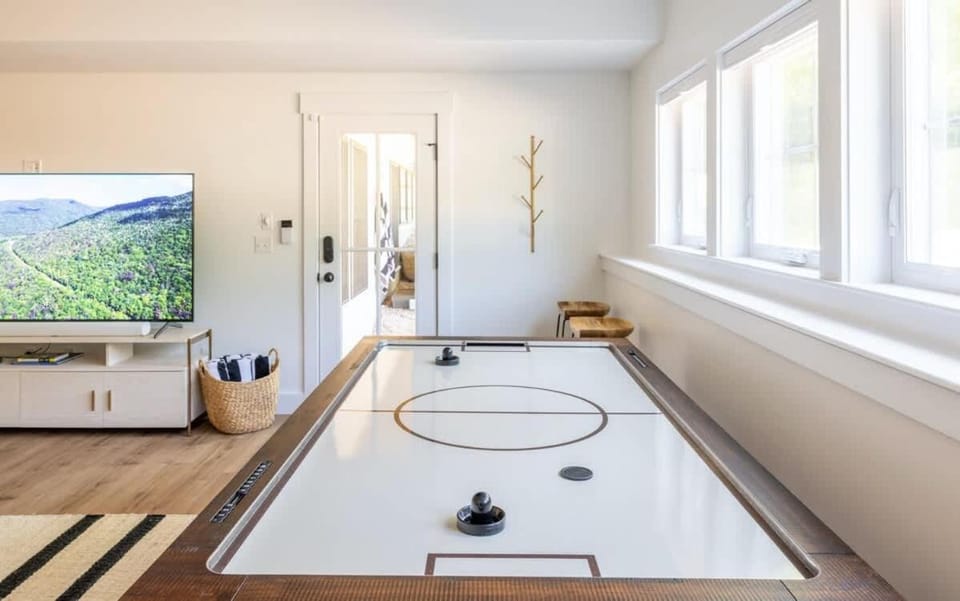 Moon Meadow Farmhouse - Luxury Getaway with Hot Tub House in Conway