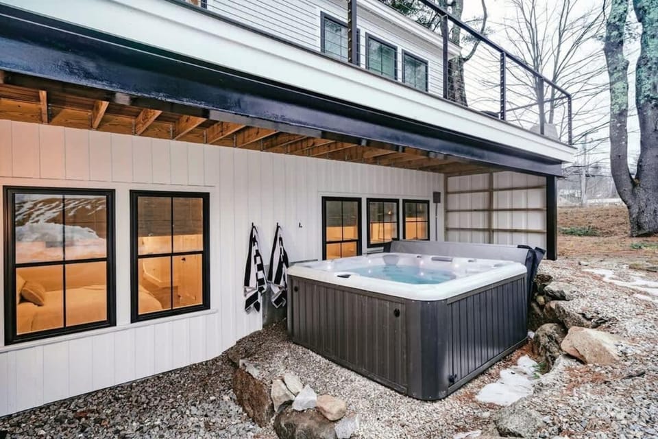 Moon Meadow Farmhouse - Luxury Getaway with Hot Tub House in Conway