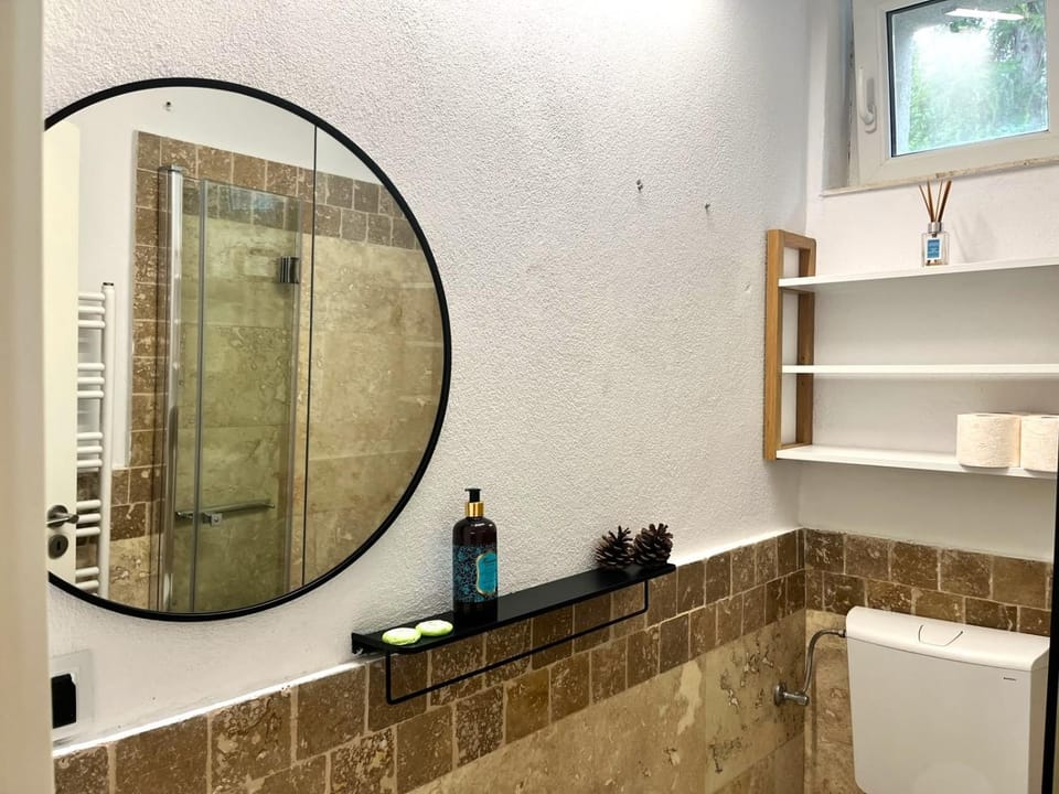 Shower, Toilet, Bathroom, towels