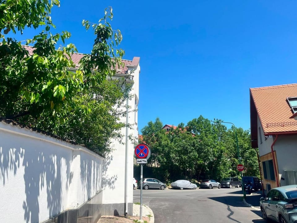 Day, Neighbourhood, Street view, Location, Parking