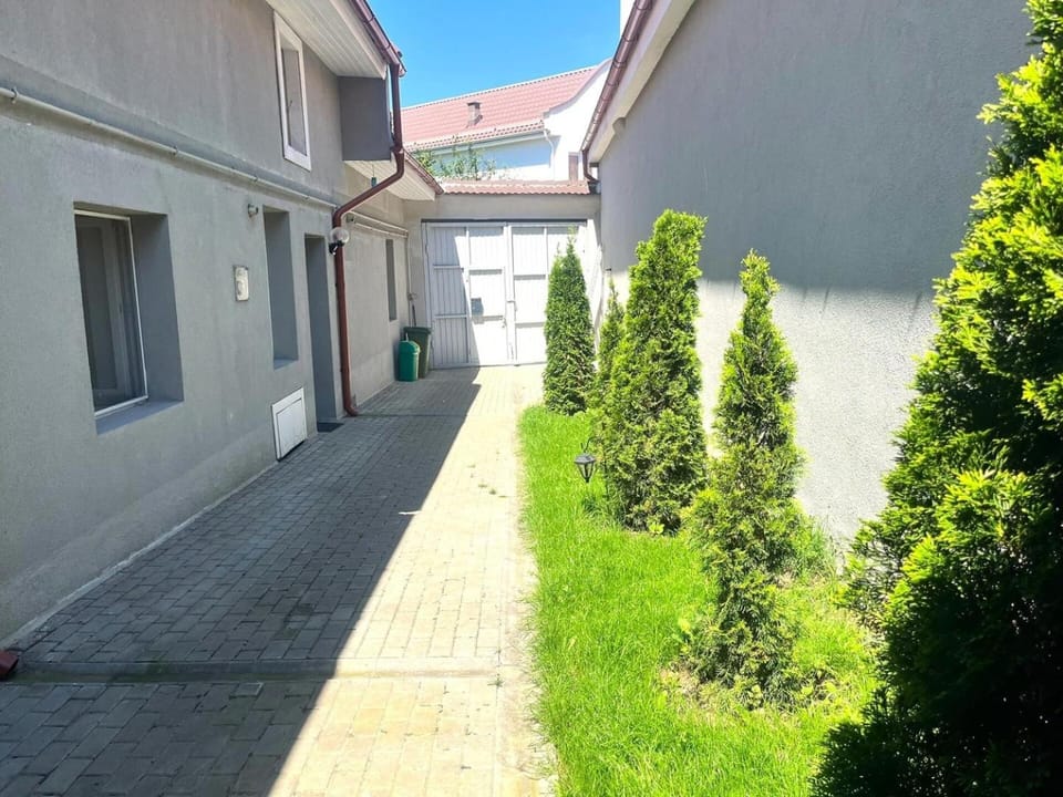 Property building, Day, Neighbourhood, Garden, Garden view, Street view