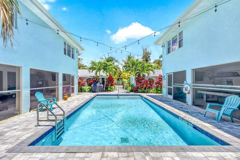 Walk to Siesta Key Beach and Village, Pool, Dock, Game Room! House in Siesta Beach