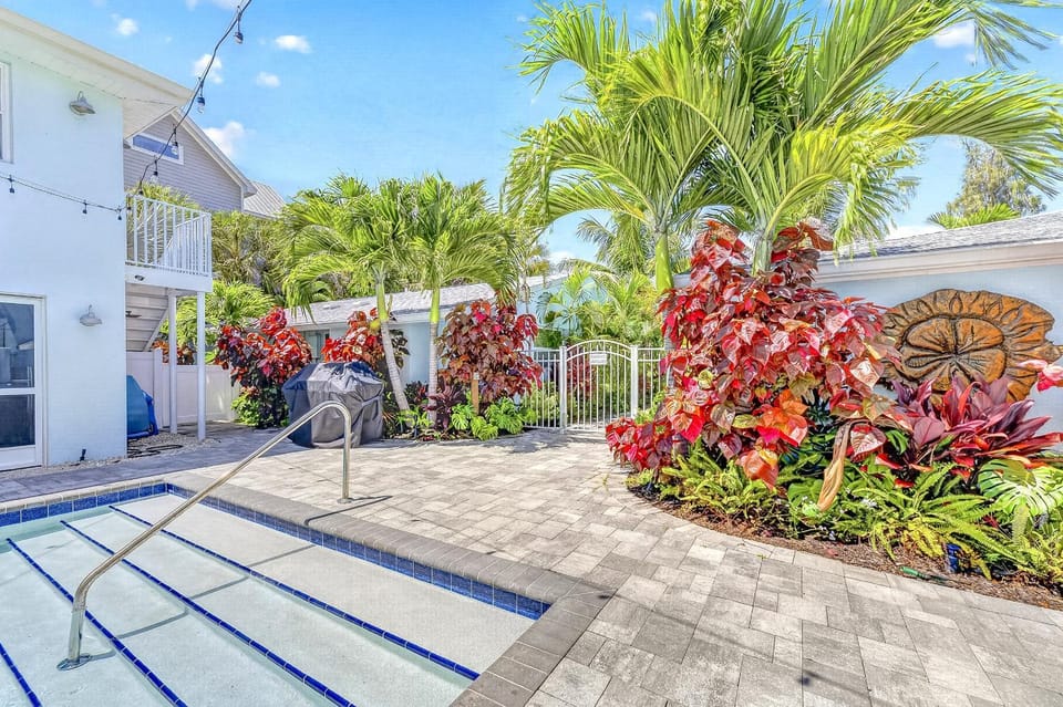 Walk to Siesta Key Beach and Village, Pool, Dock, Game Room! House in Siesta Beach