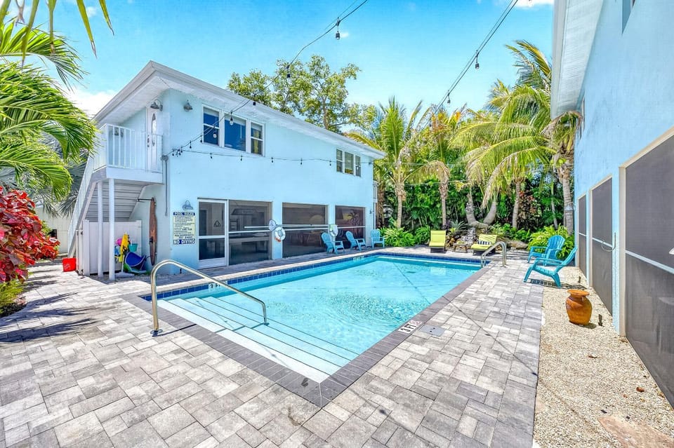 Walk to Siesta Key Beach and Village, Pool, Dock, Game Room! House in Siesta Beach
