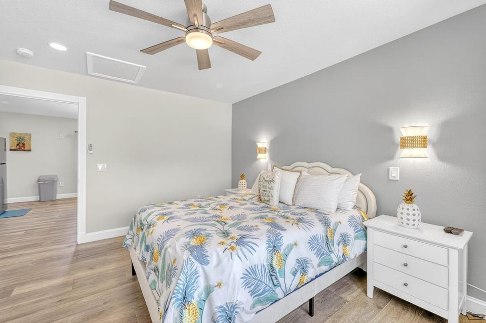 Walk to Siesta Key Beach and Village w Pool House in Siesta Beach