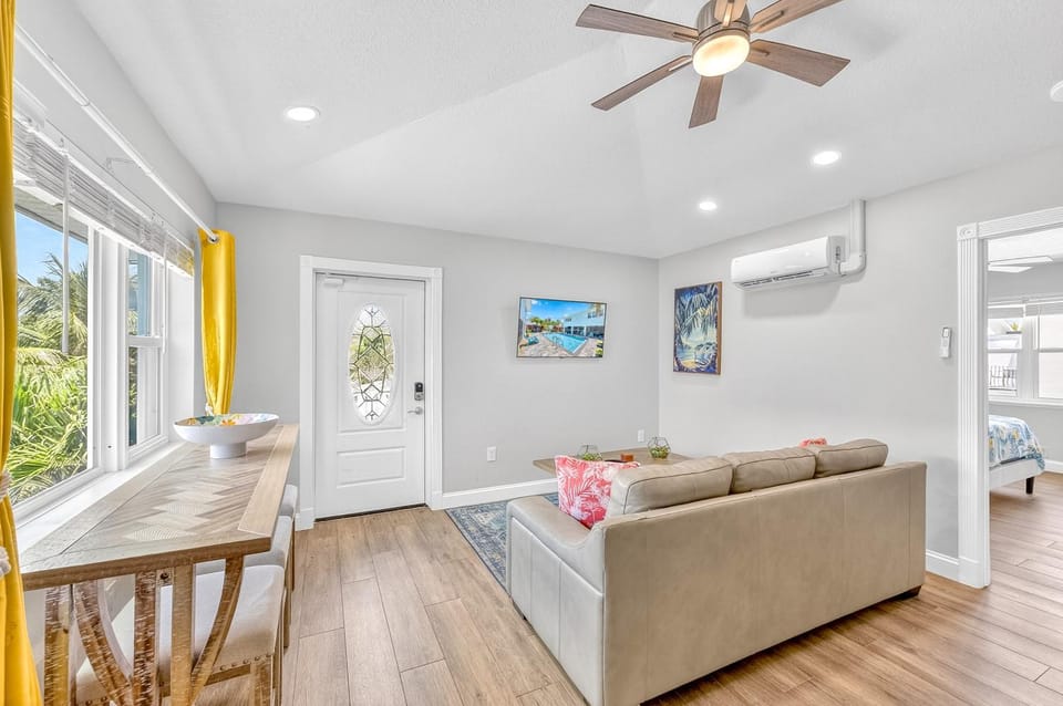 Walk to Siesta Key Beach & Village, Pool, Dock House in Siesta Beach