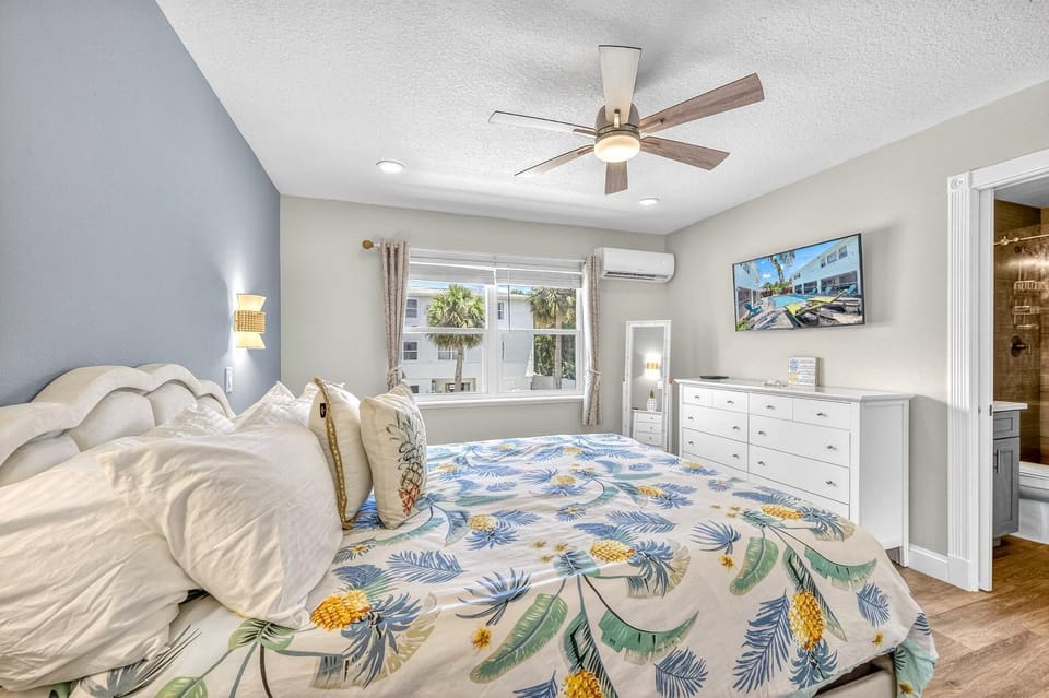 Walk to Siesta Key Beach & Village, Pool, Dock House in Siesta Beach