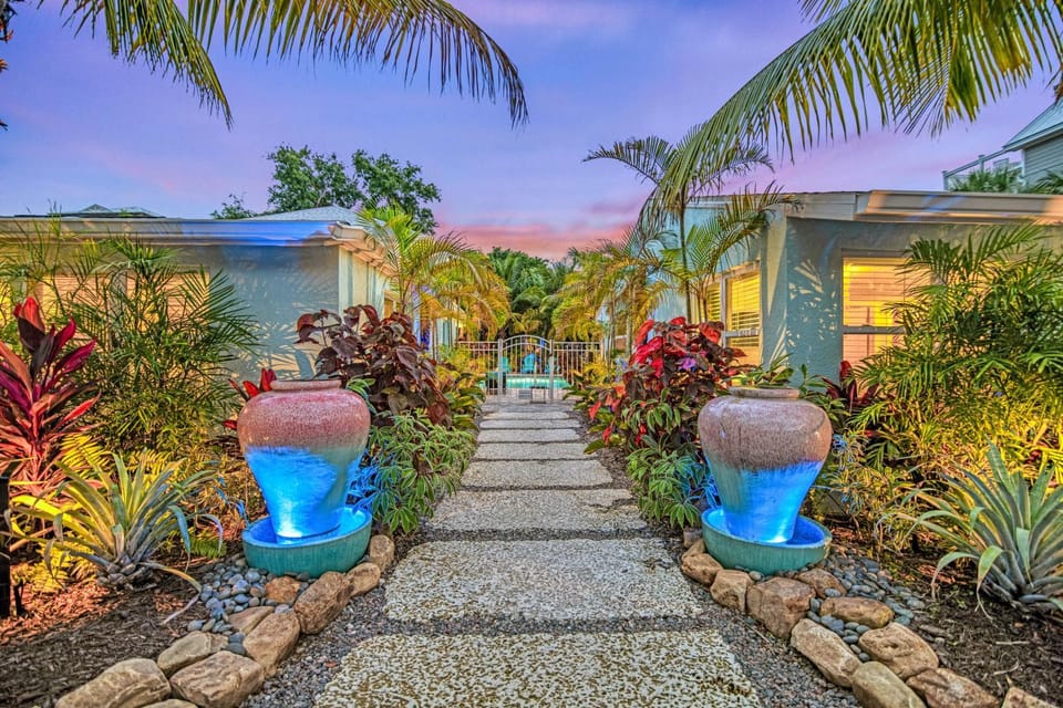 Walk to Siesta Key Beach & Village, Pool, Dock, Game Room House in Siesta Beach