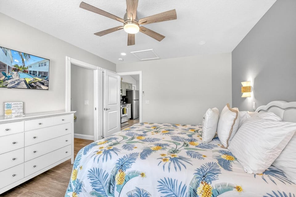 Walk to Siesta Key Beach and Village House in Siesta Beach