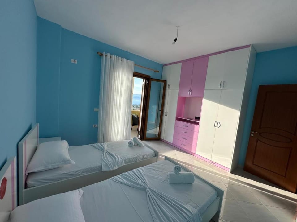 Bed, TV and multimedia, Photo of the whole room, Bedroom, wardrobe