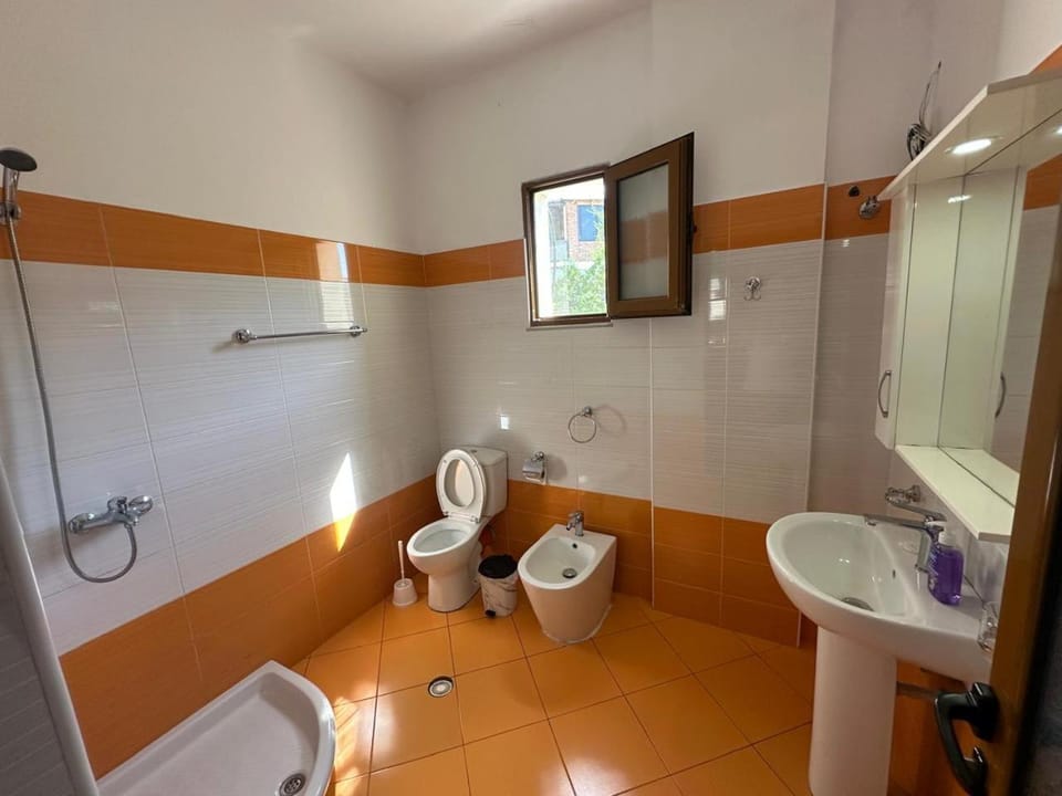 Shower, Toilet, Bathroom, Bath, bidet, towels