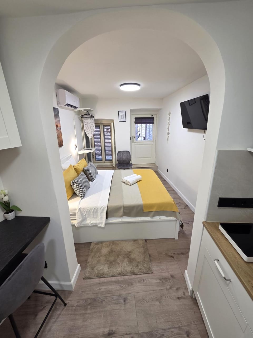 Bed, TV and multimedia, Bedroom, flat iron, stove, air conditioner