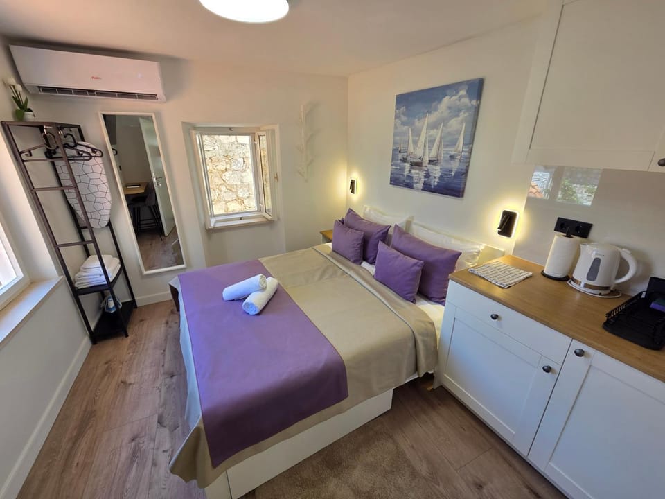 Bed, Bedroom, flat iron, wardrobe, air conditioner