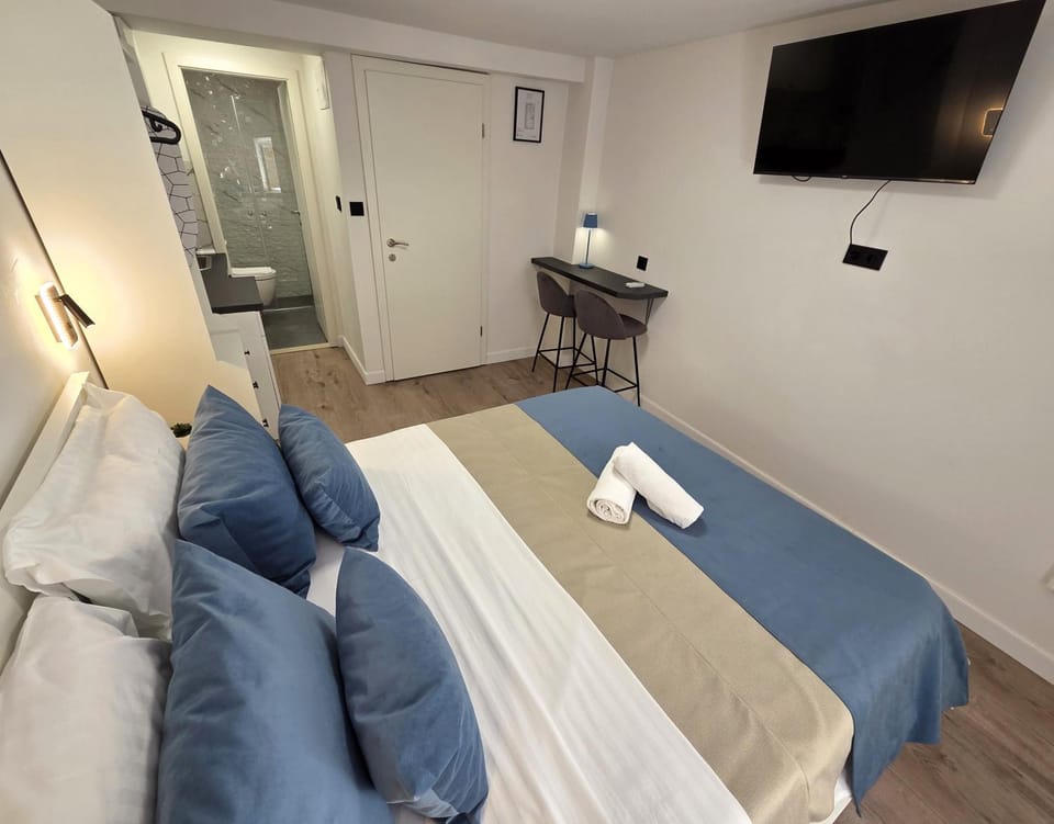 Bed, TV and multimedia, Dining area, Bedroom