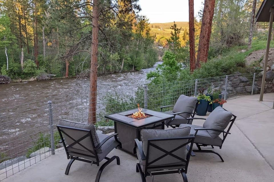 Property building, Balcony/Terrace, Seating area, fireplace
