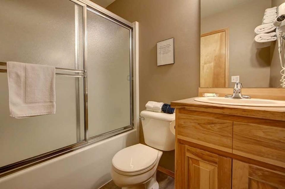 Toilet, Property building, Bathroom