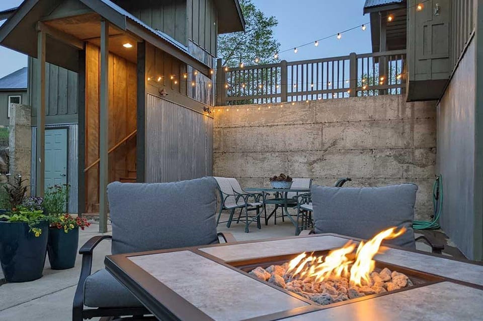 Property building, Patio, Balcony/Terrace, Seating area, fireplace