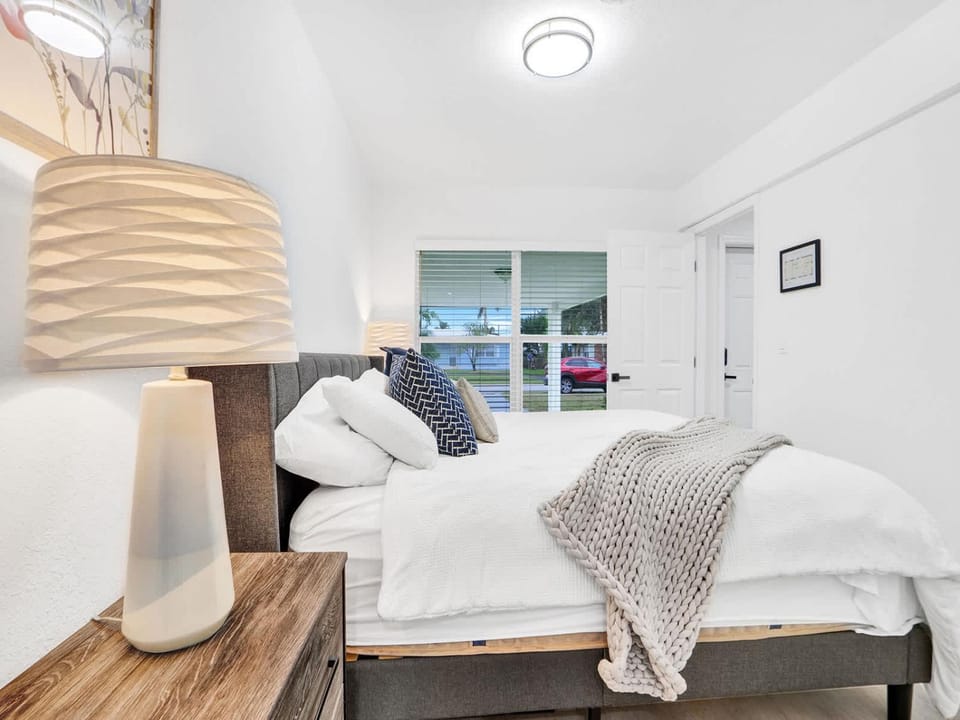 Cool Blue - Designer 3BR Retreat House in Oakland Park