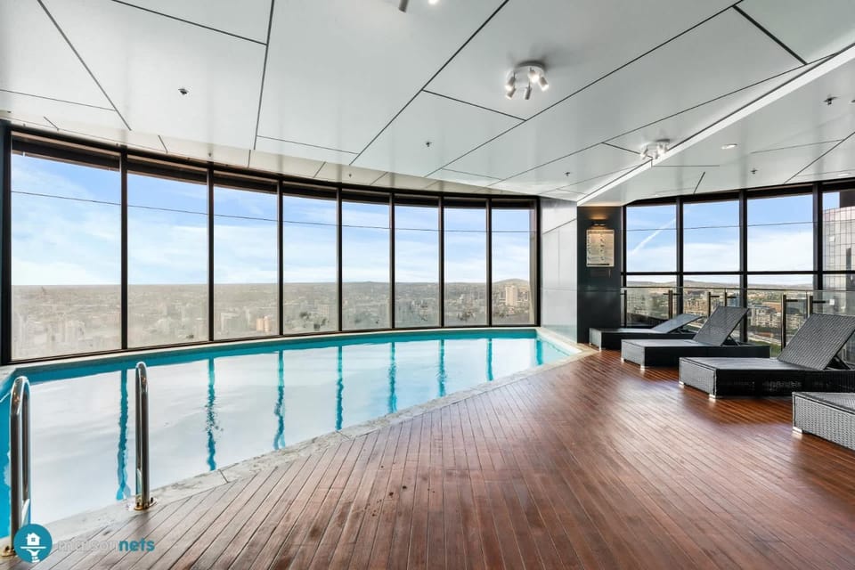 Sky Tower 1BR Luxe Retreat Pool & Gym Apartment in Kangaroo Point