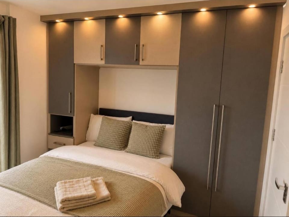 Stunning Riverside Views Apartment in Southampton