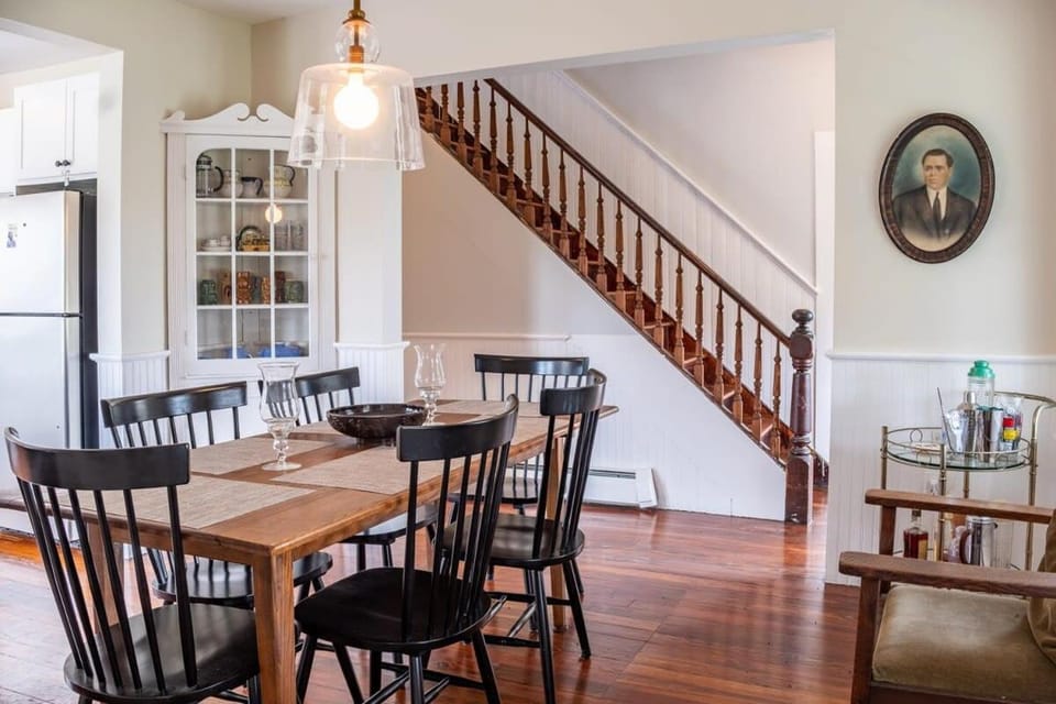 Five Acres Farm - Charm and Seclusion with 5 BR House in Delaware