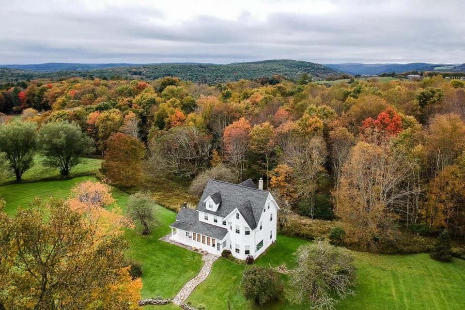 Five Acres Farm - Charm and Seclusion with 5 BR House in Delaware