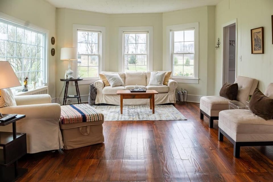 Five Acres Farm - Charm and Seclusion with 5 BR House in Delaware