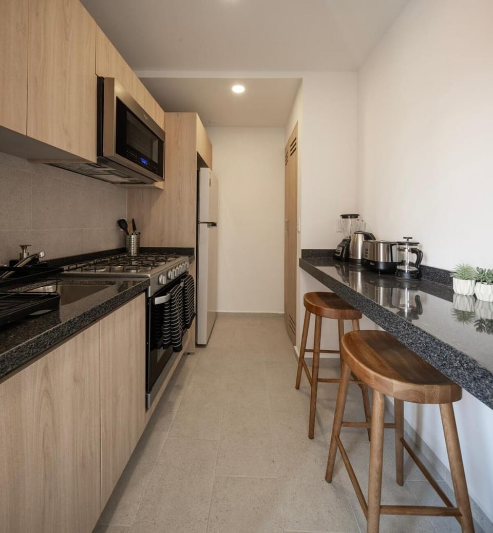 Refined Spacious Studio, AC, Balcony, Pool & Gym Apartment in Mexico City