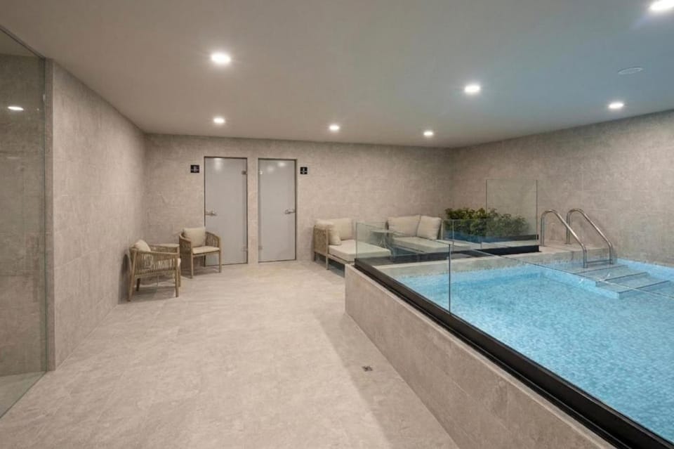 Refined Spacious Studio, AC, Balcony, Pool & Gym Apartment in Mexico City