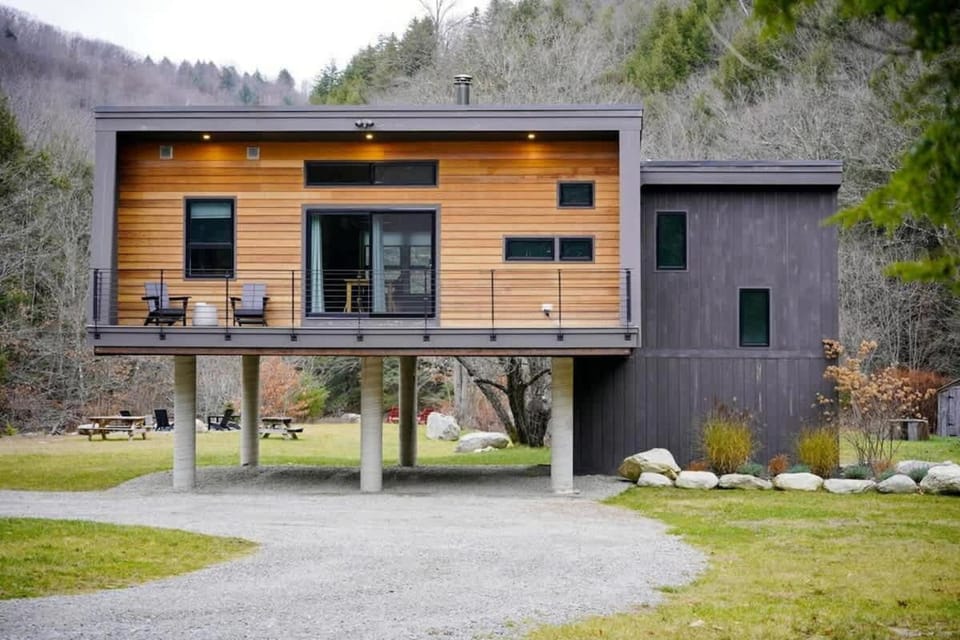 The Post Haus - One-of-A-Kind Modern VT Experience House in Jamaica